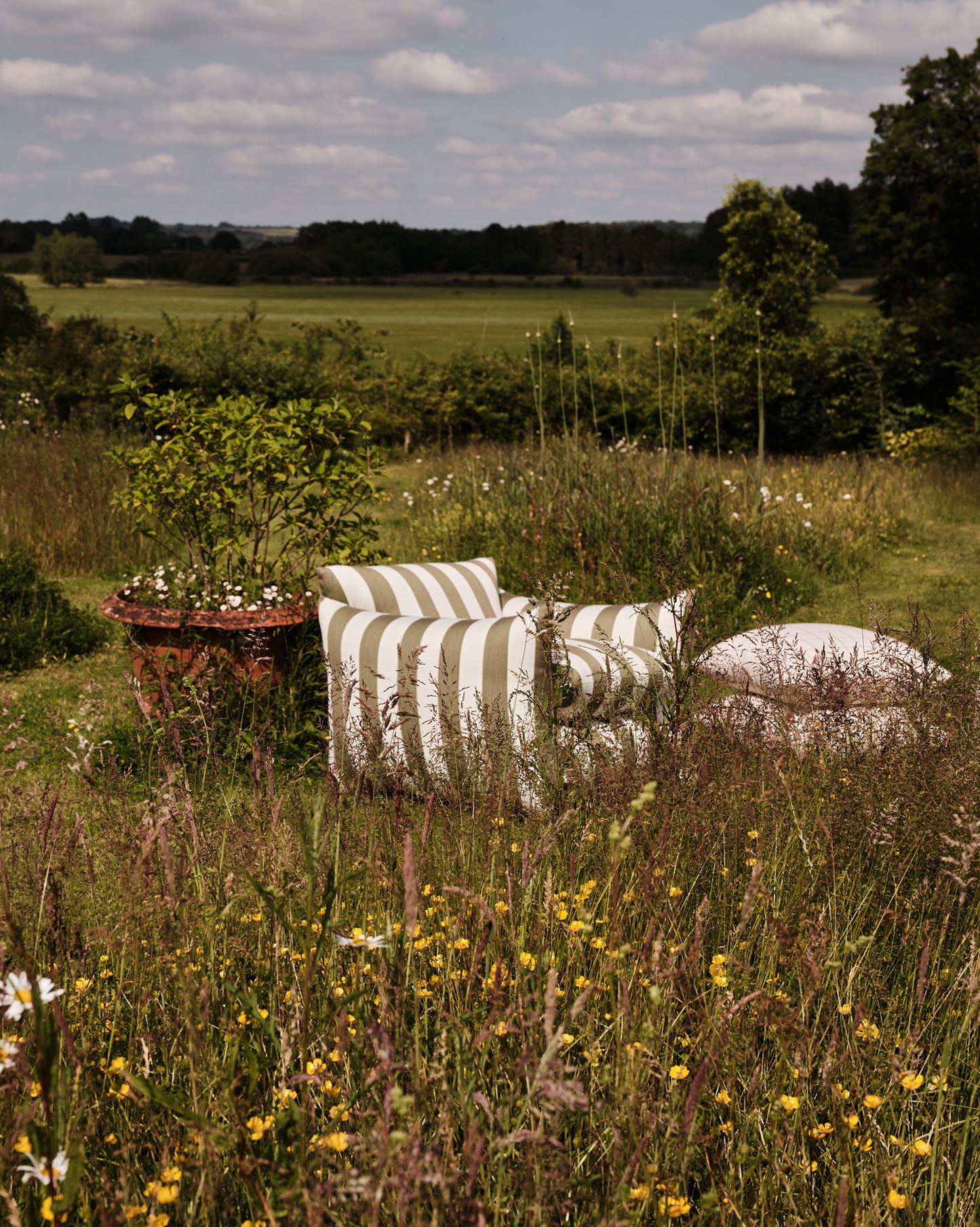 Outdoor Studio Stool: Wild Plain Chalk