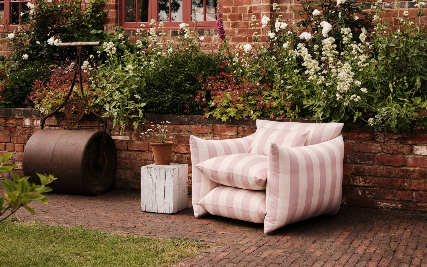 Outdoor Studio Chair™: Wild Studio Stripe Dawn Pink