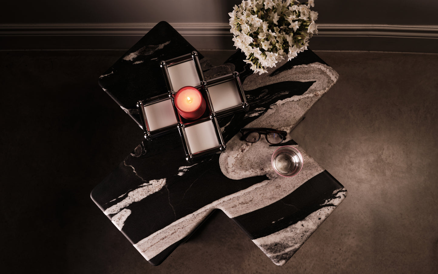 The Kiss Table with Display