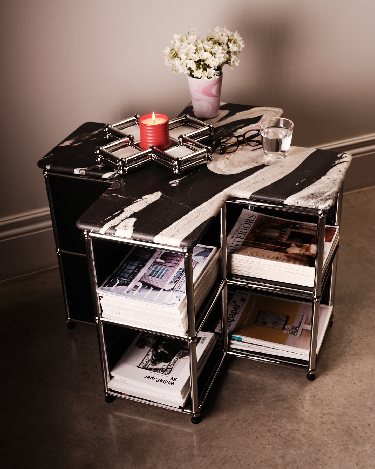 The Kiss Table with Display