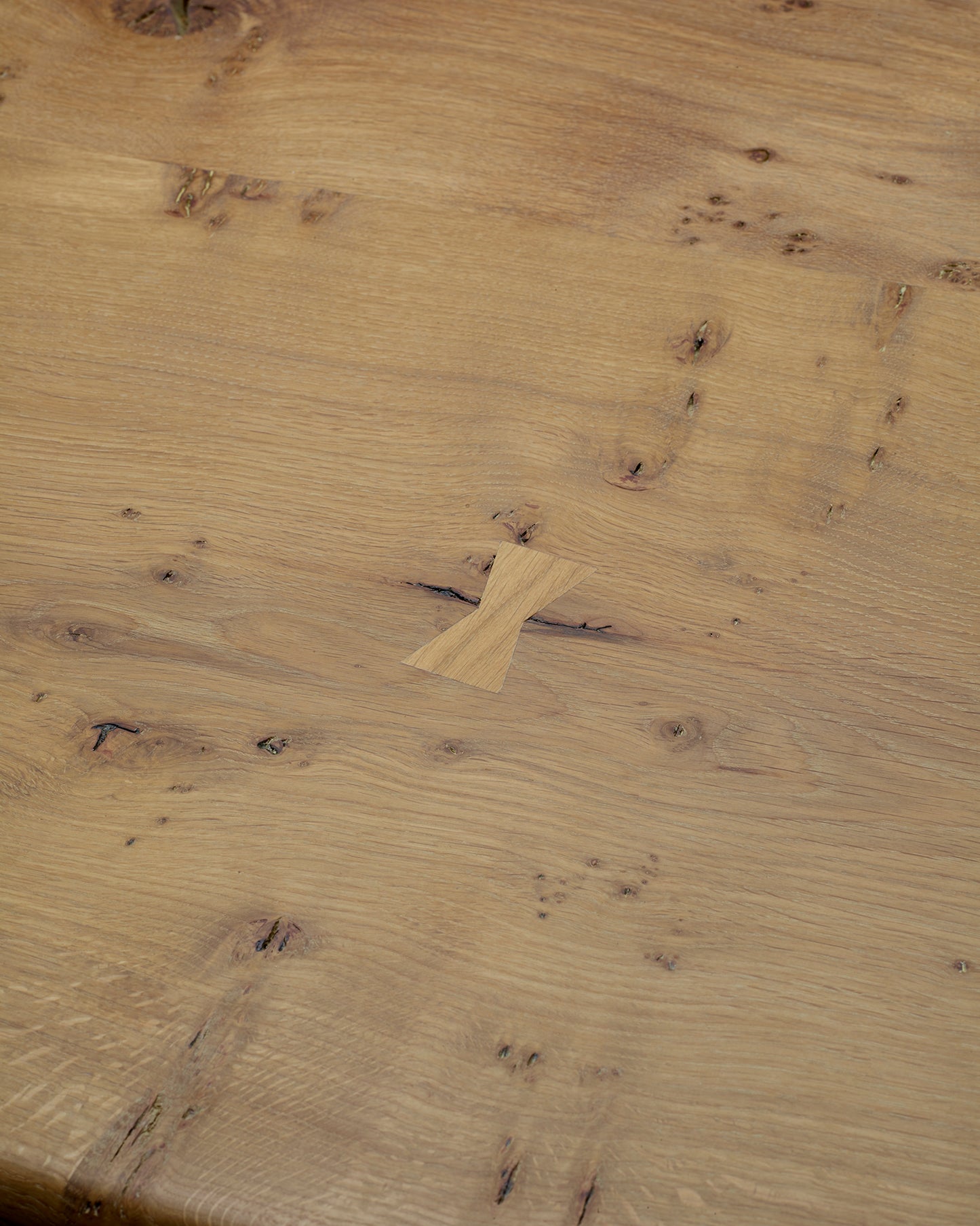 Pippy Oak table top, light stain with 'bow'