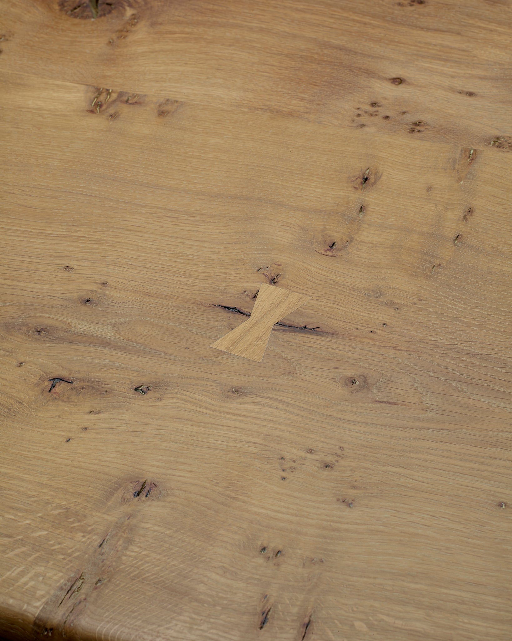 Pippy Oak table top, light stain with 'bow'