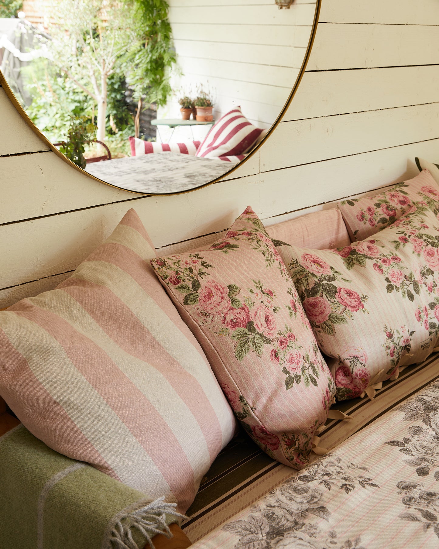 Cushion in Studio Stripe™